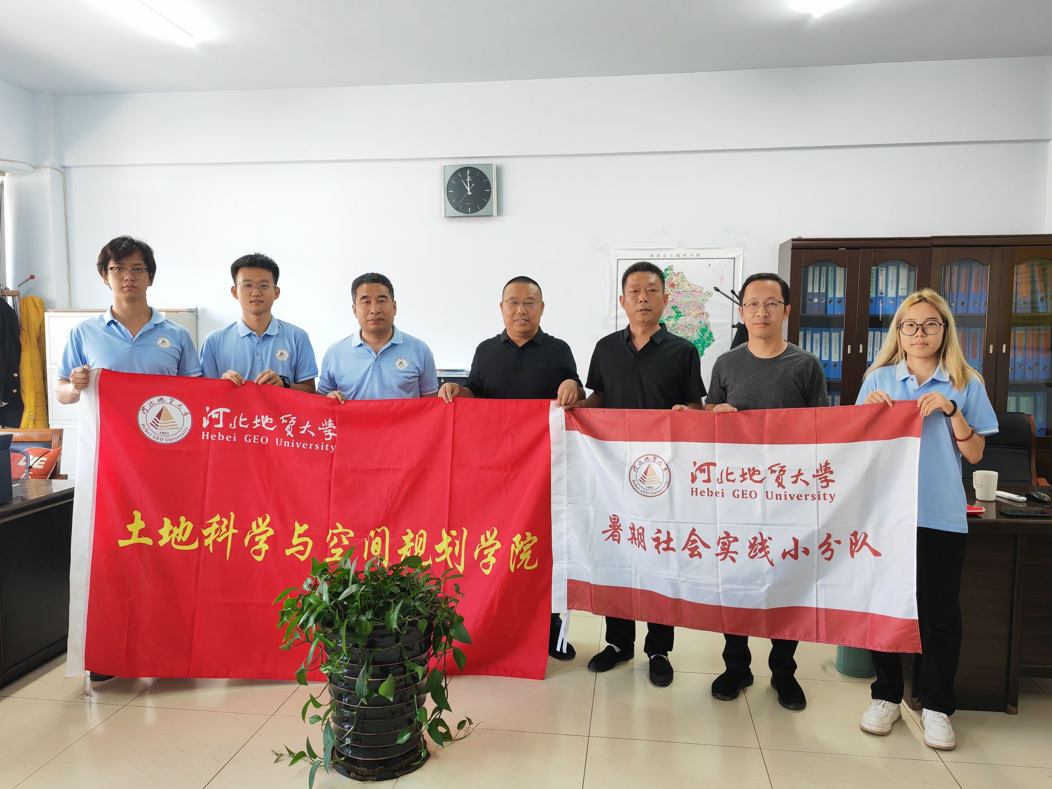 小分队与涿鹿县自然资源和规划局工作人员合影.jpg
