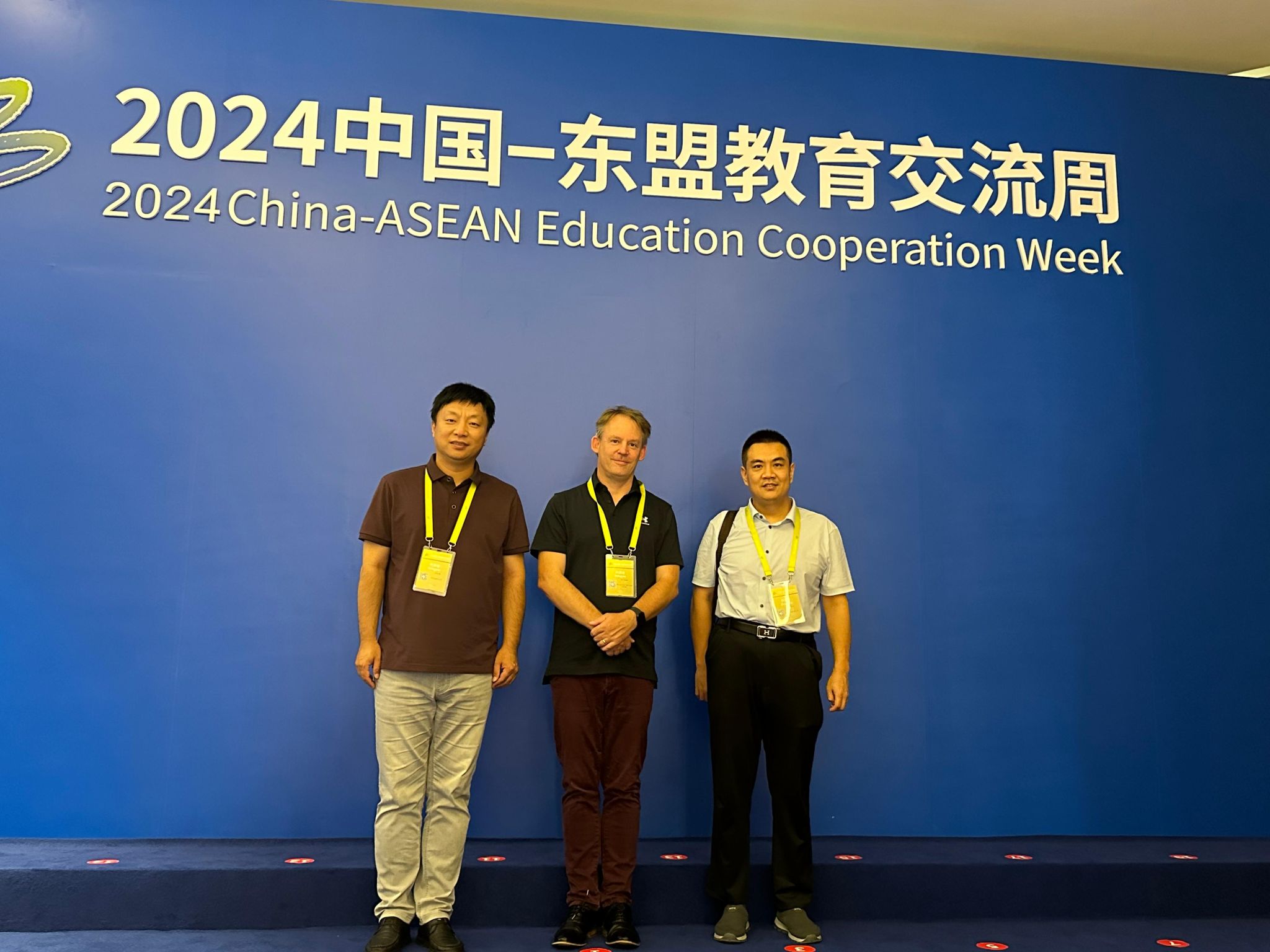 与伦敦大学学院教授Ian Eames交流.jpg 与伦敦大学学院教授Ian Eames交流.jpg