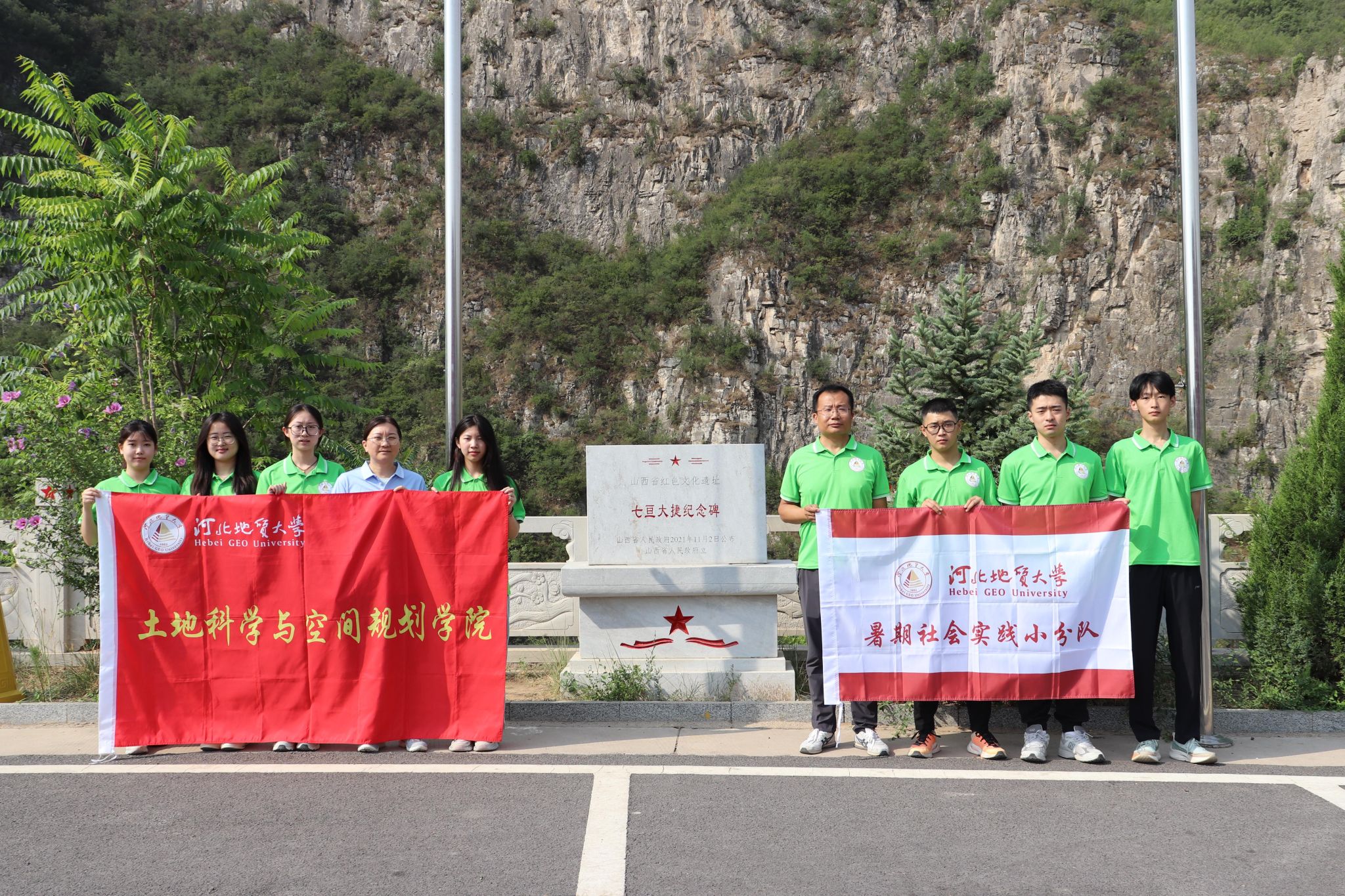 “乡土规梦实践团”师生素质教育扩展——走访红色遗址2.JPG “乡土规梦实践团”师生素质教育扩展——走访红色遗址2.JPG